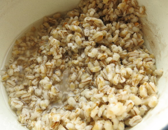 К этому времени сварилась перловка, промываем ее.