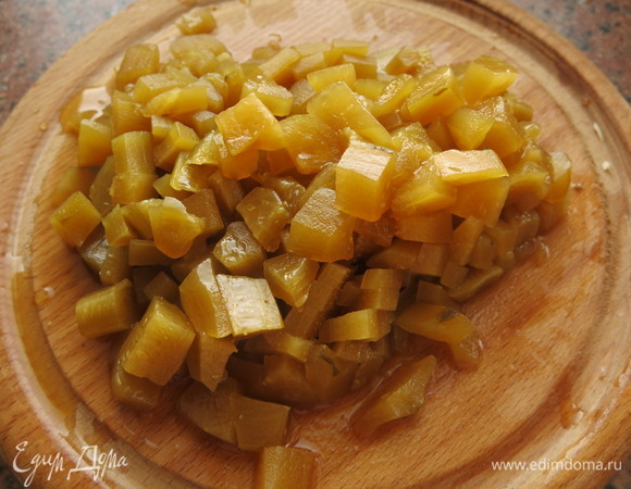 С огурцов срезаем кожуру, нарезаем мякоть кубиками. Огурцы засолены по рецепту «Огурцы с солодом».