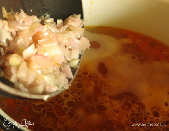 Пассерованный лук кладем в суп.