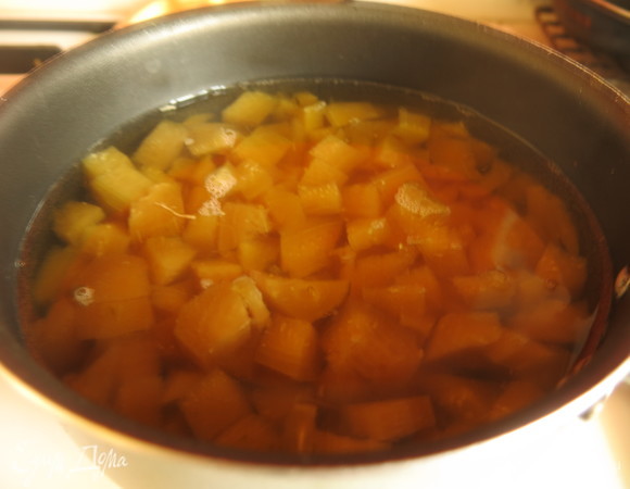 Отвариваем огурцы до мягкости в стакане воды.