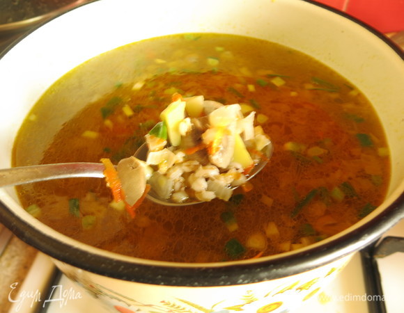 В суп кладем перловку, почки, огурцы отваренные.