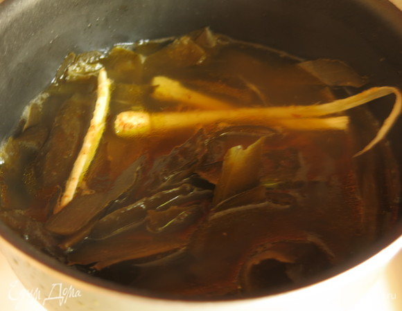 Отвариваем шкурки огурцов с разрезанным корнем петрушки. Процеживаем. Наливаем отвар в рассольник.