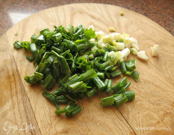 Нарезаем лук зеленый (факультативно).
