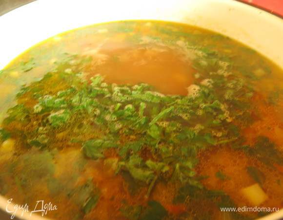 Кладем лук в рассольник, провариваем 1 минуту.