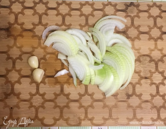 Лук нарежьте полукольцами, чеснок измельчите.