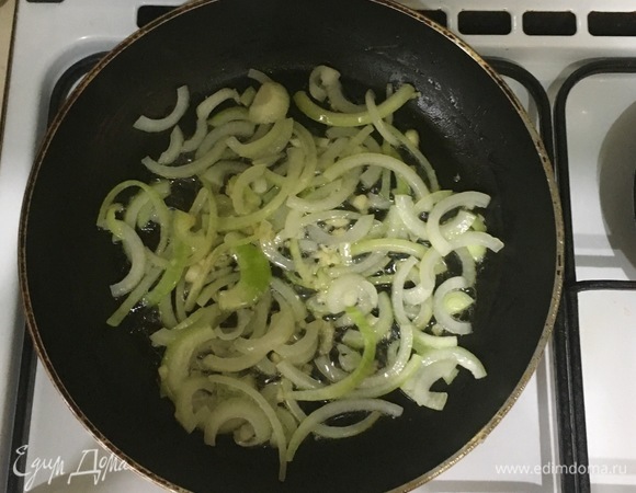 Разогрейте в сковороде растительное масло и обжарьте лук и чеснок до золотистого цвета.