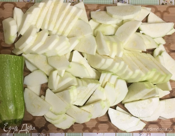 Крупно нарежьте кабачок (1,5 шт.).