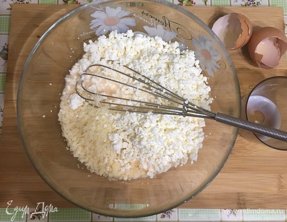 Сыр натрите на крупной терке. Яйца взбейте с щепоткой соли. Смешайте взбитые яйца, половину тертого сыра, муку, сливки и творог.