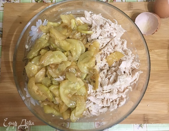 Добавьте куриное филе и кабачки с луком и чесноком. Посолите, поперчите и еще раз все перемешайте.