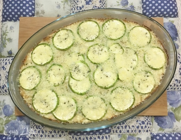 Выпекать пирог 30 минут в разогретой до 180°C духовке. Затем посыпьте оставшимся сыром и верните в духовку еще на 10 минут до румяной корочки.