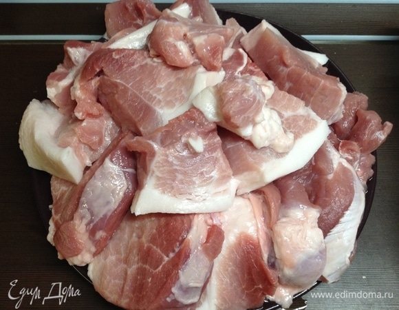 Мясо в данном случае — «беспроигрышная свинка». Но, конечно же, подойдет любой вид любимого вами и вашими гостями мяса.