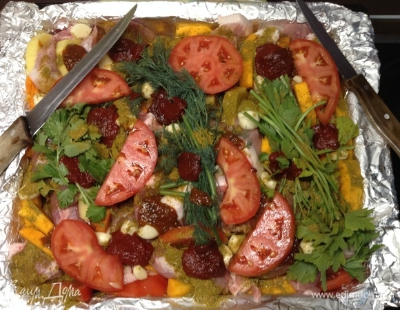 И не спеша, приговаривая заветные слова, укладываем торцом (срезом вверх) мяса кусок, к нему прижимаем ломтик картошки, снова мясо, к нему — уже тыквы кусок, снова кусок мяса и к нему уже — помидор. Например. Так весь противень плотно и уложится. На обычный по размеру большой противень как раз укладывается все, что указано выше в килограммах и штуках. Посолили, специями посыпали, сверху, что не влезло, между кусками мяса уложили, чеснока зубчиками целыми накидали, пасты томатной чуть для аромата-кислинки и красоты добавили) Ну и раз красного много стало, зелени пучками сверху накидали. Подышали, полюбовались.