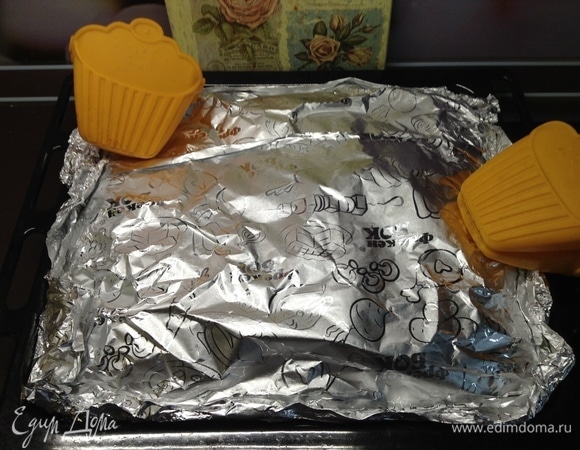 Укрыли сверху фольгой и в духовку поставили. Первый час на 220°C, потом еще часок на 165–170°C. Потом открыли фольгу сверху и дали под верхним нагревателем-грилем поджариться чуток. Выключили, фольгой обратно накрыли сверху, и пусть постоит.