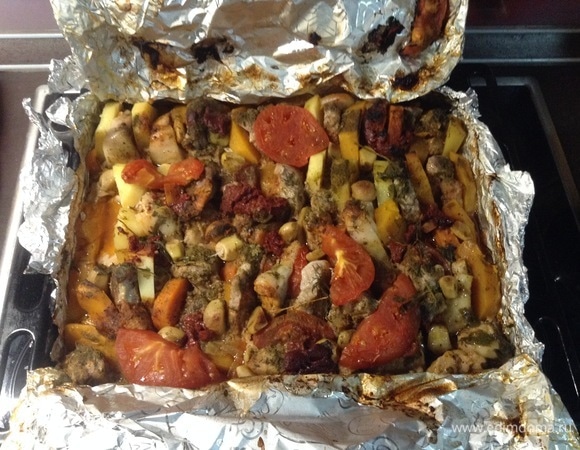 Ну и «свистать всех наверх»! Можно прямо так, в противне, на стол — каждый свой фрагмент выберет. Сюда еще хлеба ароматного, уютного и домашнего. Это уже в следующей «истории-сказке»)