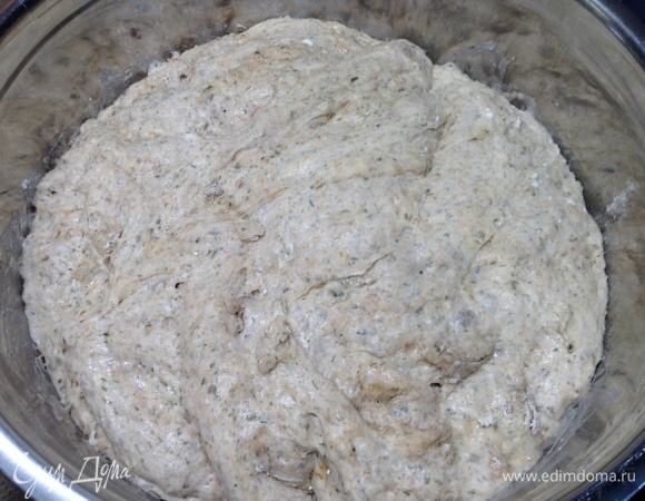 Все ингредиенты — в миску. Вода теплая. Ложкой замесили, накрыли крышкой, пусть стоит часок.