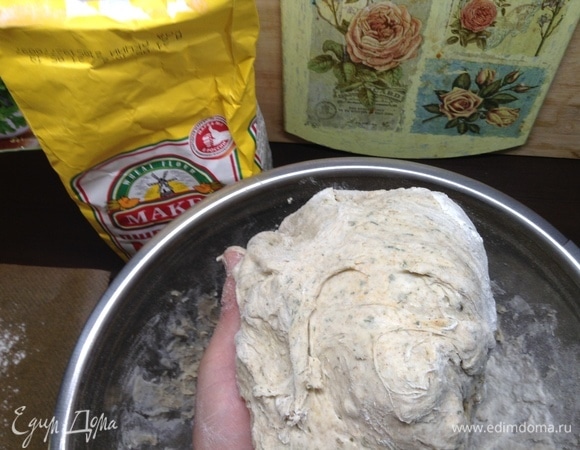 Через часок муки чуть добавили, чтобы руки не особо прилипали, помесили-помяли тесто как следует, снова накрыли, пусть часа полтора-два стоит.