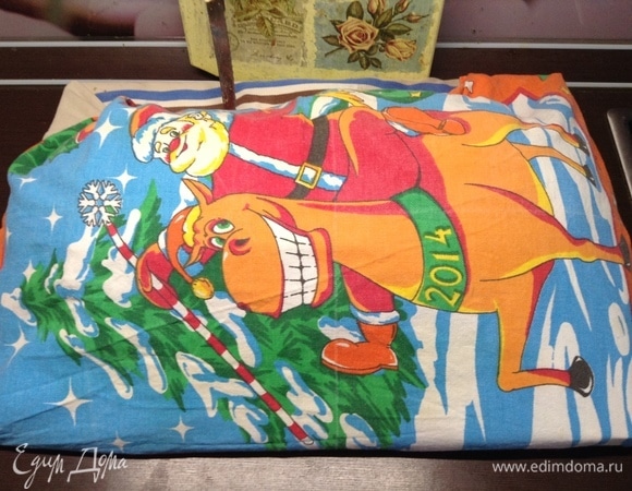 Можно кисточкой смазать верх хлебушка водой, а можно и не мазать. А вот полотенцами укутать (нарядными и веселыми) — обязательно! Пусть выдохнет чуть. Хотя бы полчасика.