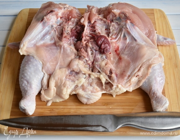 Удалить лишний жир, кожу, внутренности. Для удобства можно удалить часть хребта, грудные и реберные кости.