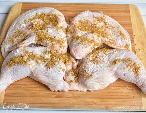 Цыпленка со всех сторон смазать сливочным маслом, солью, смесью кориандра и хмели-сунели.