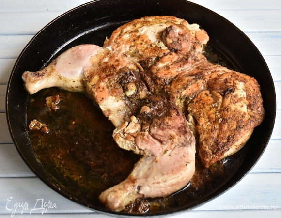 Обжарить курицу со всех сторон на сковороде минут по 7–10. Принцип обжаривания, как у цыпленка табака. Прессом может служить плоская крышка меньшего диаметра и кастрюля с водой.