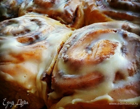 Тесто раскатываем и придаем ему прямоугольную форму высотой 0,5 см. Начинку выкладываем равномерно на тесто, затем скручиваем его в рулет. Рулет режем на части шириной 2–2,5 см. На противень кладем пергамент, затем выкладываем получившиеся мини-рулеты срезом вверх. Придаем форму, если помялись. Ставим в духовку на 40 минут при температуре 200°C. Как только булочки поднимутся в духовке, достать и хорошо промазать желтком. Поставить обратно в духовку выпекаться. Расчеты по времени приблизительные. Свою «помощницу на кухне» каждый знает очень хорошо, так что время от времени поглядывайте в нее.