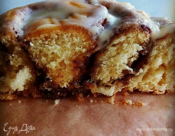 Все ингредиенты для помадки смешиваем. Можно воспользоваться обычным венчиком. Результат все равно будет волшебным. Как синнабоны будут готовы, вытаскиваем их из духовки и обильно поливаем помадкой. Запах и вкус просто завораживают. Bon appetit!