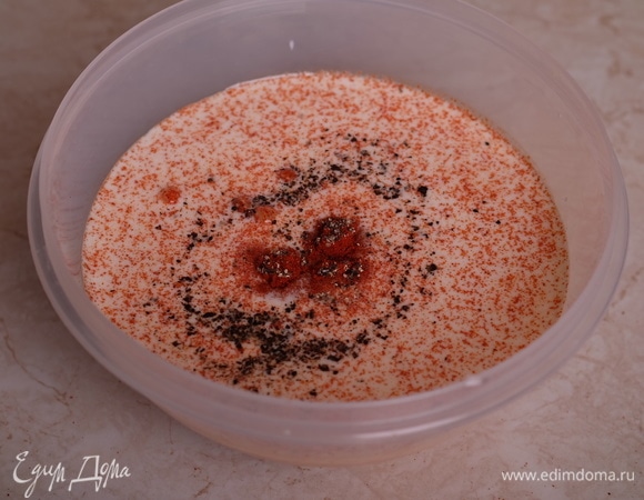 Ароматизируем сливки. Выдавить в сливки зубчики чеснока, добавить паприку, соль, перец и все хорошо перемешать. Оставить настаиваться на полчаса.