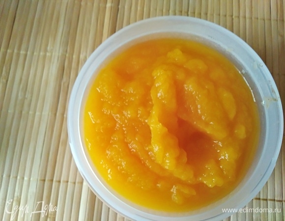 Тыквенное пюре приготовить заранее. Можно запечь в духовке или сварить. Измельчить блендером в пюре.