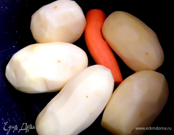 Картофель крупный и морковку очистить.