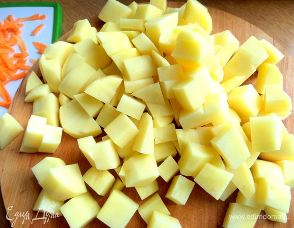 Картофель нарезать кубиком, морковь натереть.