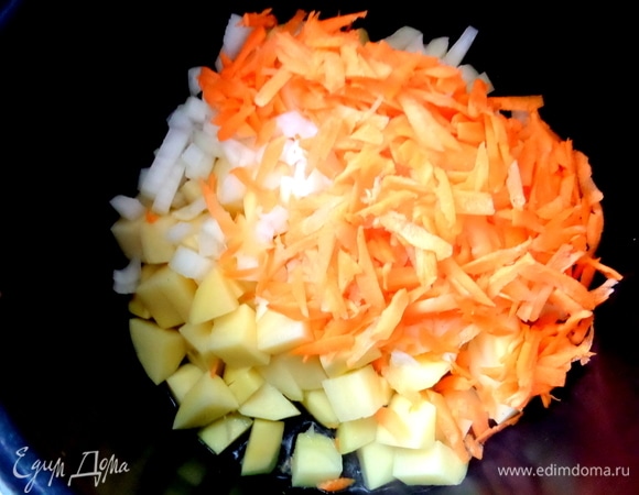 Налить на дно чаши масло и засыпать овощи.