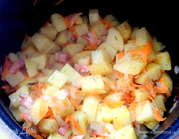 Смешать и слегка обжарить при открытой крышке.