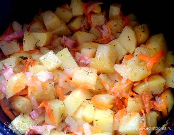 Это нужно, чтобы бекон стал вытапливаться и обволакивать овощи.