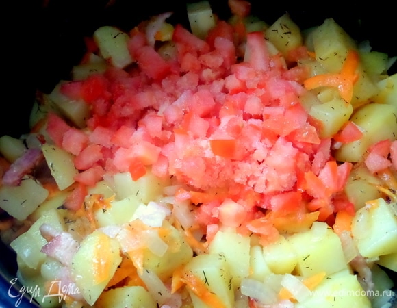 Добавить измельченный томат. У меня летний помидор из заморозки.