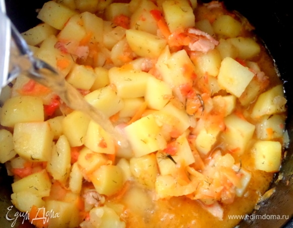 Влить воду. Можно побольше, но в мультиварке вода не выкипает.