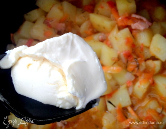 Если у вас сыр в брикете, лучше его растворить в теплой воде и потом влить в овощи.