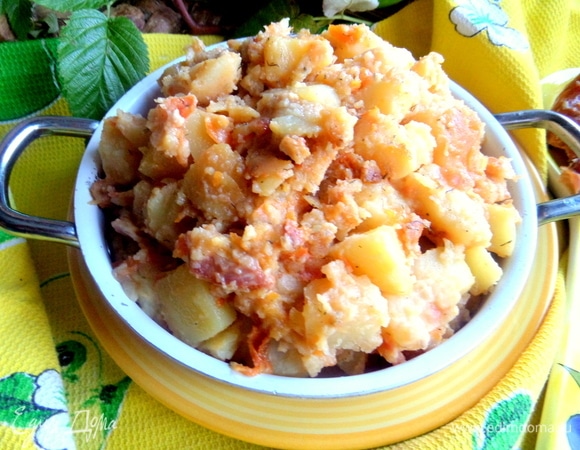 Когда картошка заберет всю воду, то снизу слегка поджарится, если не трогать ее в процессе.