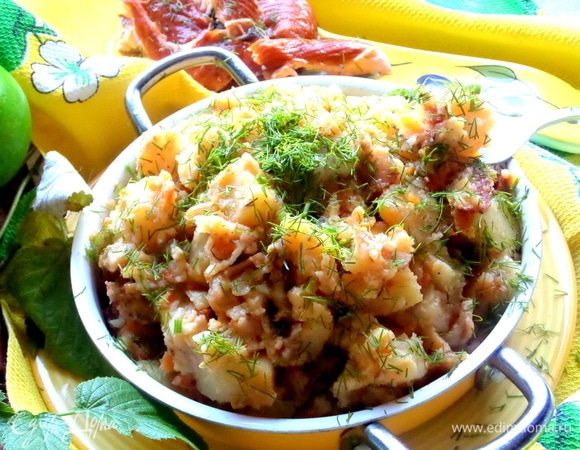 Посыпать блюдо сверху свежим укропом и подать горячим.