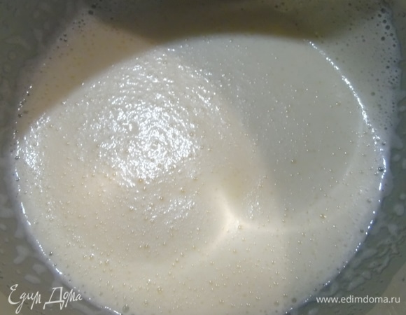 Взбить яйца с сахаром до пышности.