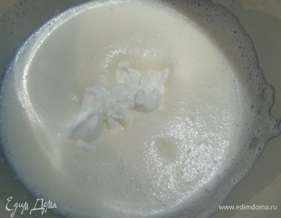 Добавить йогурт, яблочные пюре, растительное масло. Взбить.