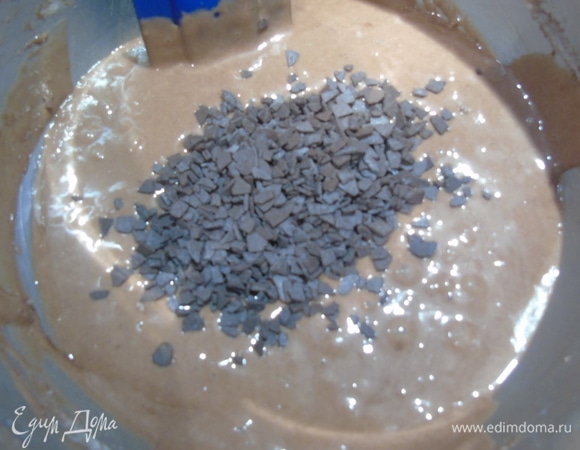 Добавить муку, какао, разрыхлитель, щепотку соли. Взбить. Всыпать шоколадные капли и перемешать.