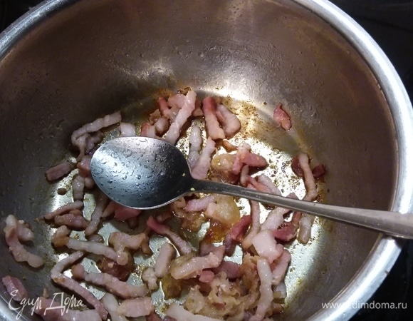 Бекон нарезать и обжарить. Рыбу разобрать на кусочки. Лосось можно использовать любой, даже сырой. Яйца взболтать со сливками, посолить и поперчить.