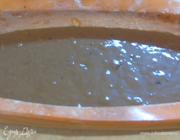 Форму смазать маслом и посыпать мукой. Вылить тесто в форму и отправить в разогретую до 180°C духовку на 45–50 минут (до сухой спички).