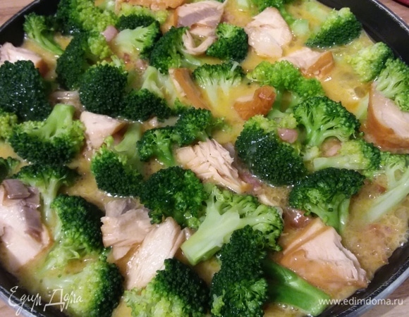 Разогреть сковороду с оливковым маслом и выложить яичную смесь. Выложить шкварки, брокколи и кусочки рыбы. Жарить на среднем огне, пока вы не увидите, что бока фриттаты начинают схватываться.