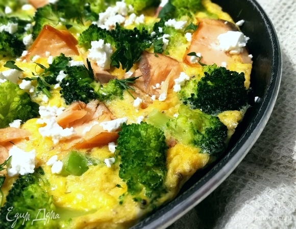 Теперь время ставить ее в заранее разогретую до 180°C духовку на 20–30 минут или продолжить готовку на плите, накрыв сковороду крышкой.