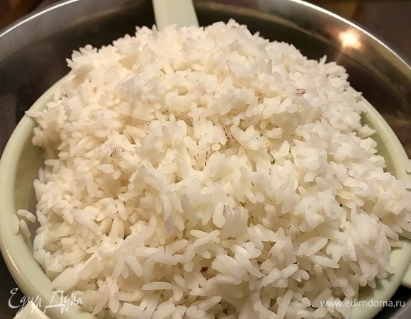 В отдельной посуде сварите рис до полуготовности. Мясо нужно сварить до готовности и добавить в бульон специи, соль и луковицу, предварительно сняв пену и потом жир, а рис отварить до полуготовности в кипящей соленой воде (если это лазер, то 5 минут), которая раза в 4 превышает объем риса. Далее рис отбросить на дуршлаг или сито, пусть стекает.