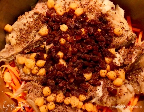 Промыть кастрюлю/котел и заложить в него слой морковки, нарезанной мелко соломкой 2х2 миллиметра, далее заложить мясо, добавить специи, хумус, если хотите, и обязательно изюм. Сверху кладем оставшуюся морковь, также можно добавить кусочки курдюка, утрамбовать немного и залить бульон так, чтобы он покрыл примерно слой мяса, но не доходил до верхнего слоя морковки. Включить огонь и дать закипеть, далее сделать огонь потише и томить на медленном огне примерно 25 минут. Далее выложить на слой морковки подготовленный слегка отваренный рис, посыпать зирой, разровнять. Сделать огонь на максимум и начать выпаривать бульон, примерно через 3–5 минут, сделать много отверстий в рисе до дна котла/кастрюли (в это время можно влить раствор шафрана на рис), и примерно, когда бульона останется на дне не так много (в этом плове всю жидкость выпаривать не нужно!), закрыть крышкой, сделать огонь на минимум и ждать 15 минут примерно. В это время нужно налить в разогретую сковородку/казан растительное масло, лучше смесь хлопкового и кунжутного и максимально нагреть, забросить целую луковицу и обжарить ее дочерна, затем выбросить. Когда рис будет готов, нужно открыть крышку и вылить равномерно, распределив раскаленные масло на слой риса, сразу закрыть крышку обратно и подождать еще 5 минут. Плов готов.