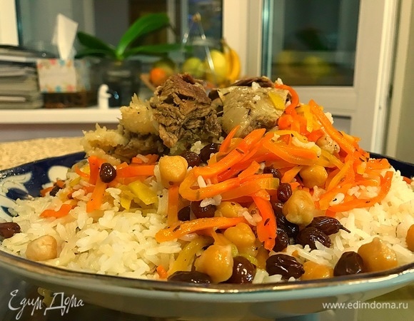 После того как откроете крышку, рис сдвиньте в сторону или сразу распределите по лягану и сверху добавьте морковь и мясо.