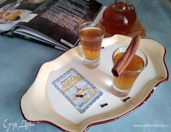 Храню ликер в холодильнике. Можно добавлять его в кофе, в выпечку и к десертам. Сладкий, приятный, после охлаждения немного тягучий. А какой цвет яркий получился! Я очень довольна.