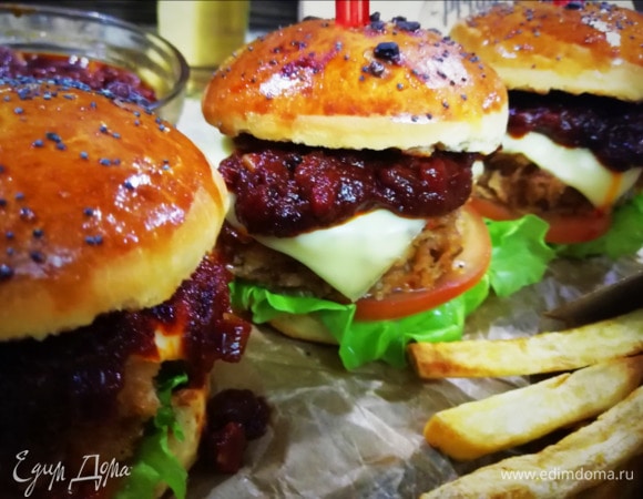 И незамедлительно подаем бургер с сочной-сочной котлетой и вкуснейшим соусом.